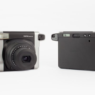 Instax 300 получил более класический вид корпуса