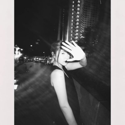 Fujifilm Instax Wide Evo чорно білий портрет 