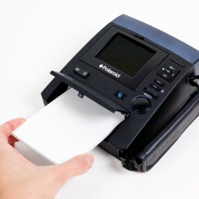 Он использует специальную бумагу Zink - которая без чернил, что еще более доступно, чем пленка для мгновенной.