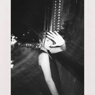 Fujifilm Instax Wide Evo чорно білий портрет 