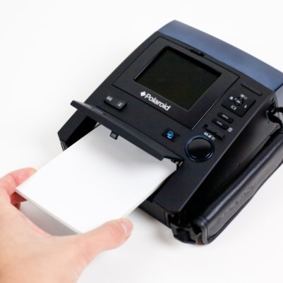 Он использует специальную бумагу Zink - которая без чернил, что еще более доступно, чем пленка для мгновенной.